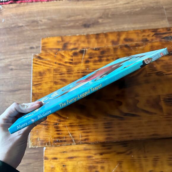 The Furry-Legged Teapot Japanese Hardcover Book - Picture 9 of 9